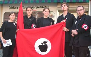 Anti-NPD-Aktion der Satiregruppe „Front Deutscher Äpfel“ | Bild: Daniel Arnold (CCBY)